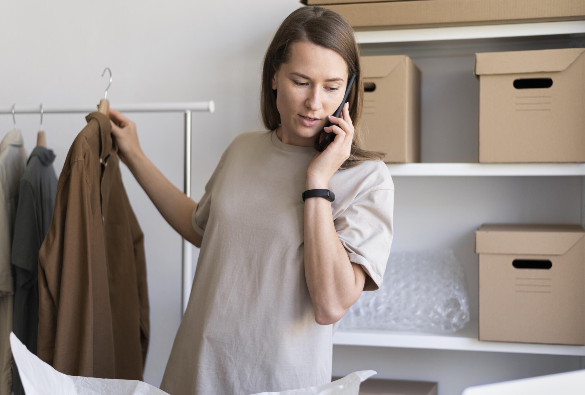 medium-shot-businesswoman-talking-phone (1)